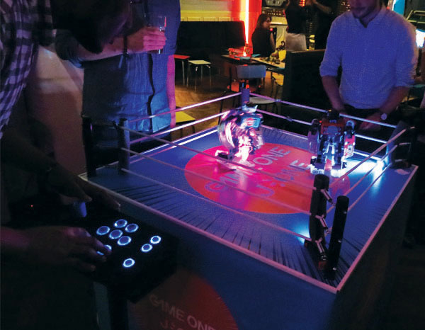 Robot boxeurs avec leds lors d'une animation vnementielle en soire d'entreprise 